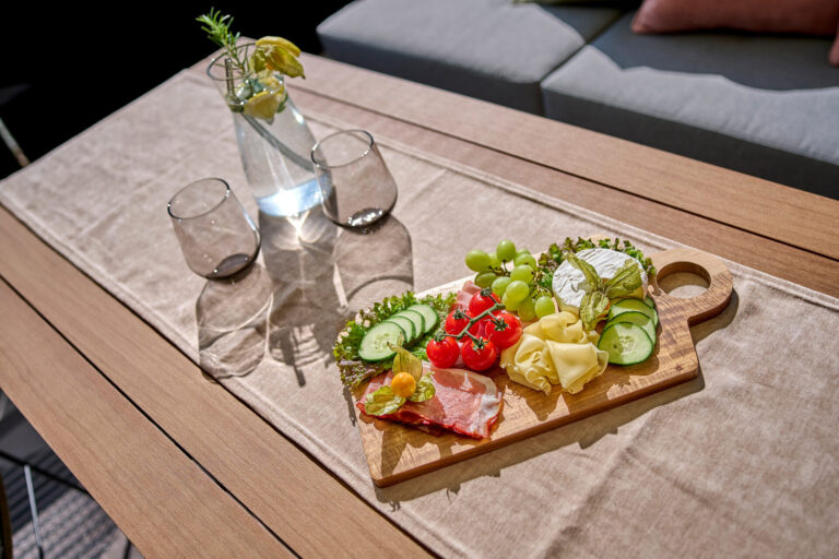 Brotzeitbrett auf der Terrasse