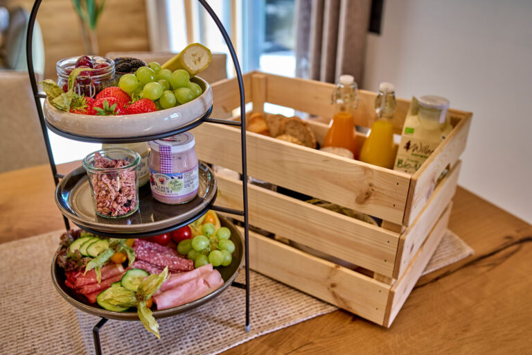 Etagere mit Obst und Frühstückskiste