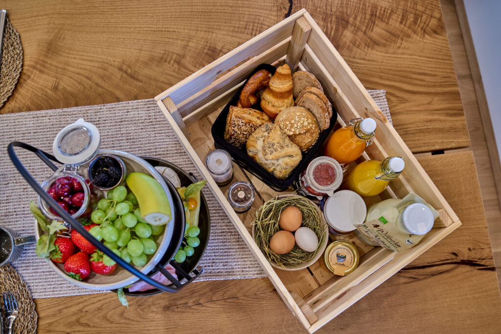 Frühstückskorb auf dem Esstisch