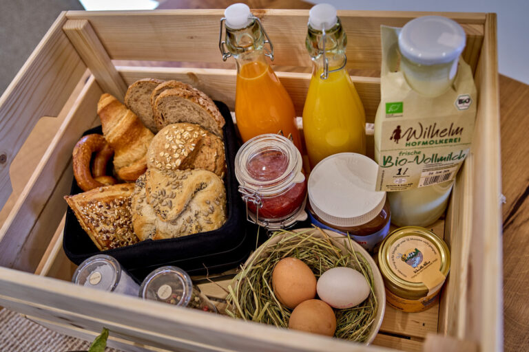 Frühstückskorb mit regionalen Produkten