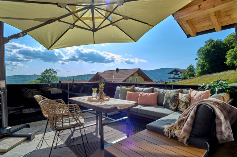 Lounge-Terrasse mit Sonnenschirm