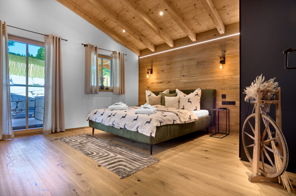 Schlafzimmer mit Doppelbett im Luxuschalet zur Resi
