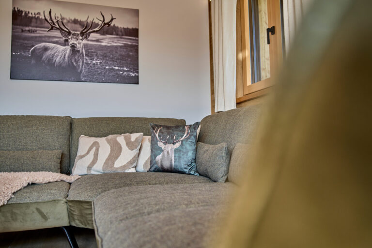 Sofa mit Hirschbild