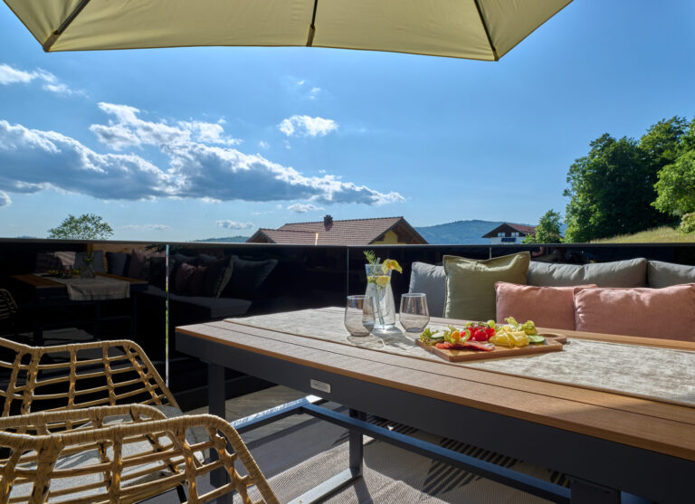 Terrasse mit Esstisch und Fernblick