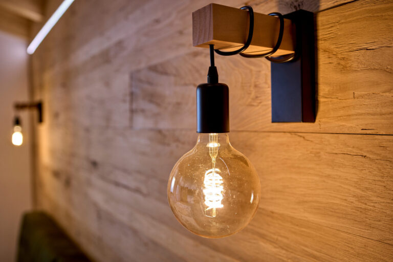 Wandleuchte aus Holz